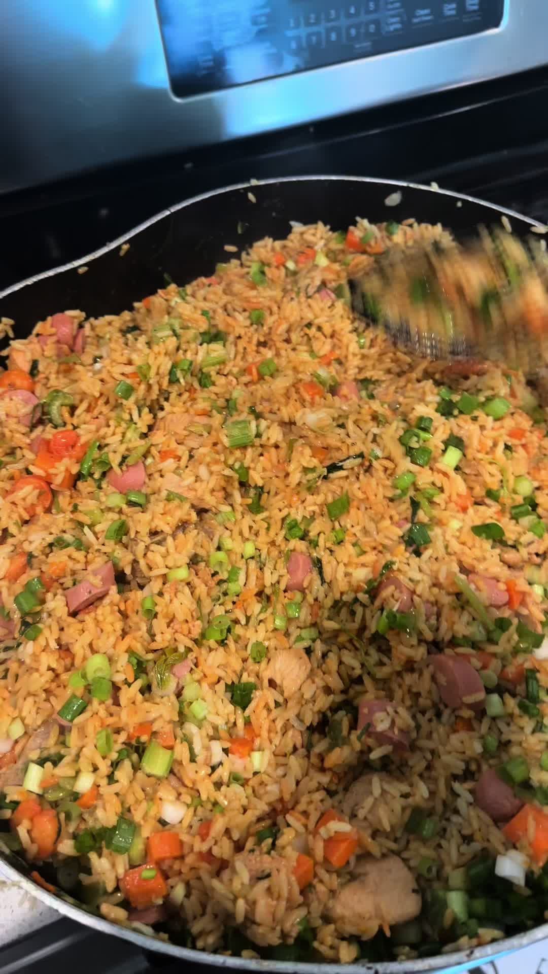 Sartén grande de arroz frito con verduras y jamón